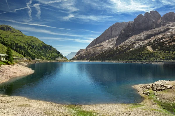 Vista panorámica del lago alpino en Dolomitas — Foto de Stock