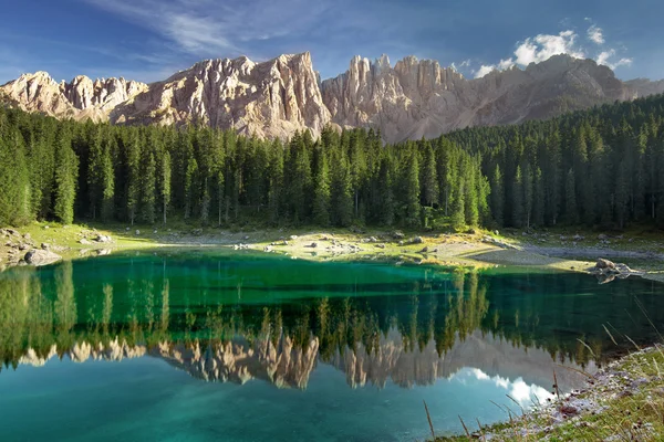 Panorama del lago Carezza en los Alpes italianos — Foto de Stock