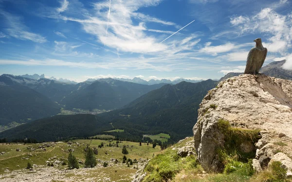 Águila de bronce con vistas al valle en Dolomitas —  Fotos de Stock