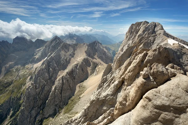 Panoramablick auf eine alpine Bergkette — Stockfoto