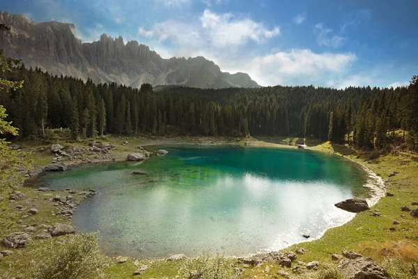 Vista panorámica de un hermoso lago alpino — Foto de Stock