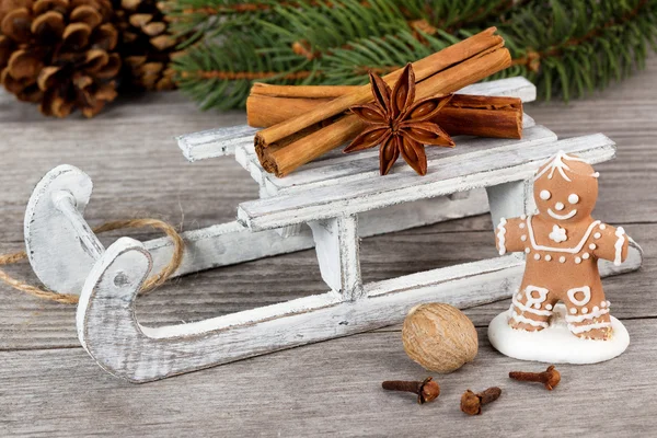 Lebkuchenmann und Gewürze auf Holzschlitten — Stockfoto