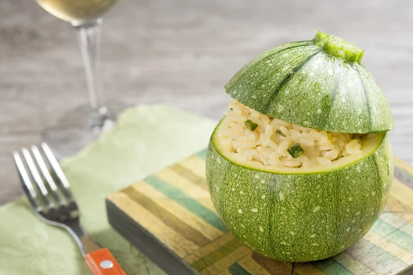 Close up van courgette gevuld met risotto — Stockfoto