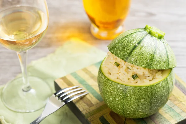 Närbild på zucchini fyllda med risotto — Stockfoto