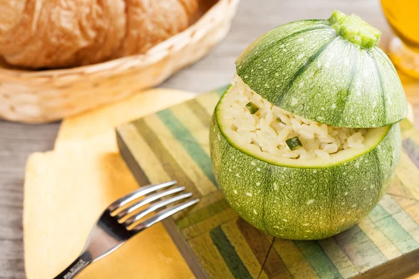 Gros plan de courgettes farcies au risotto — Photo