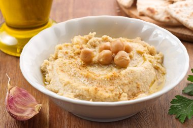 Humus, malzemeler ve pide dilim ile kase