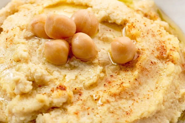 Hummus plaat met een topping van kikkererwten — Stockfoto