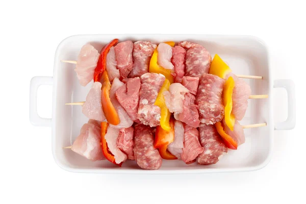 Three raw skewers in a porcelain tray — Stock Photo, Image