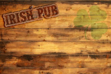 Irish pub etiket ve Yeşil yonca ahşap arka plan üzerinde