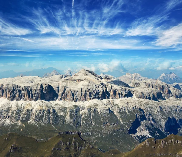 Vista de los Alpes italianos bajo un cielo azul — Foto de Stock