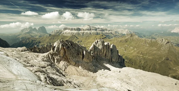 Panoramisch uitzicht van een bergketen in de Italiaanse Alpen — Stockfoto