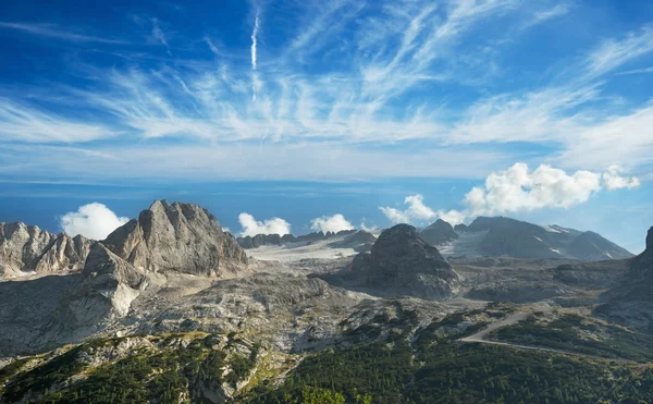 Vista aérea de las dolomitas italianas bajo un cielo azul — Foto de Stock