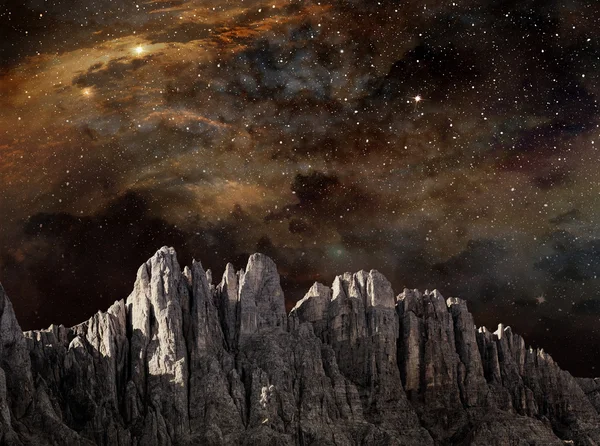 Acantilado en el paisaje lunar bajo un cielo nocturno estrellado —  Fotos de Stock