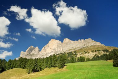 Dolomitik massif ve yaz aylarında yeşil mera