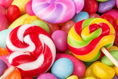 çok renkli şekerlemeler üzerinde çizgili lolipop