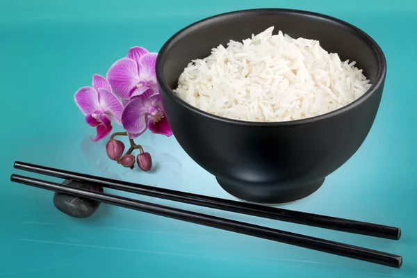 Tazón de arroz blanco, orquídea y palillos —  Fotos de Stock