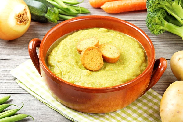 Soupe de légumes avec croûtons et ingrédients frais — Photo