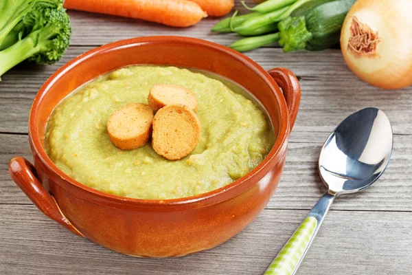 Gemüsesuppe mit Croutons auf Holztisch — Stockfoto