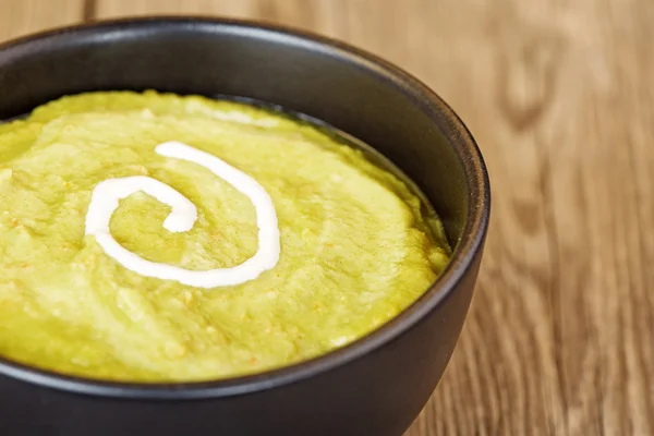 Primer plano de puré de verduras adornado con crema agria — Foto de Stock