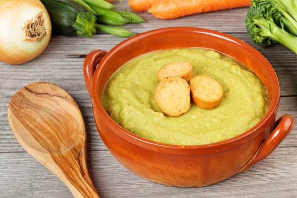 Sopa de legumes com croutons ingredientes frescos e colher de madeira — Fotografia de Stock