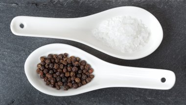 tuz ve biber Çin kaşık kayrak üzerine