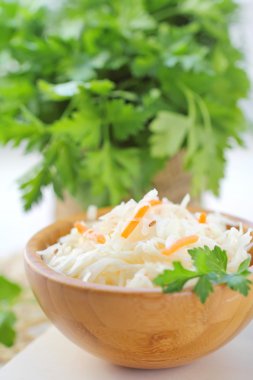 Bir kase lezzetli lahana turşusu