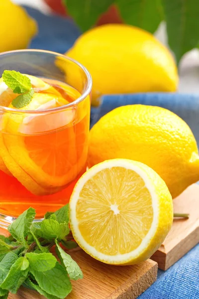 Tè caldo con limone e menta — Foto Stock