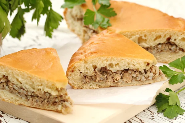 Torta russa tradicional com carne e arroz — Fotografia de Stock