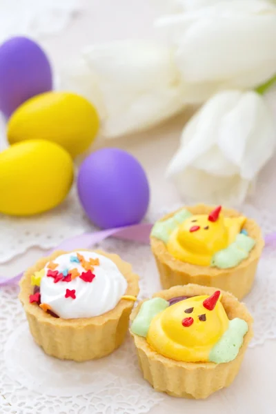 Pastelitos de pollo divertidos con huevos de Pascua — Foto de Stock