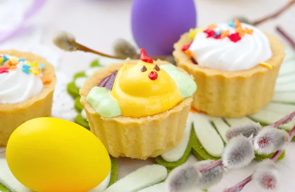 Funny chicken cupcakes with Easter eggs — Stock Photo, Image