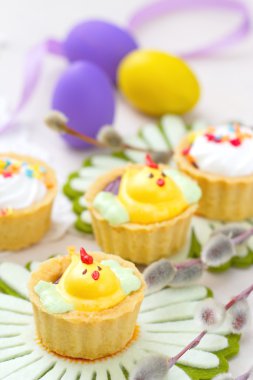 Komik tavuk Paskalya yumurtaları ile cupcakes