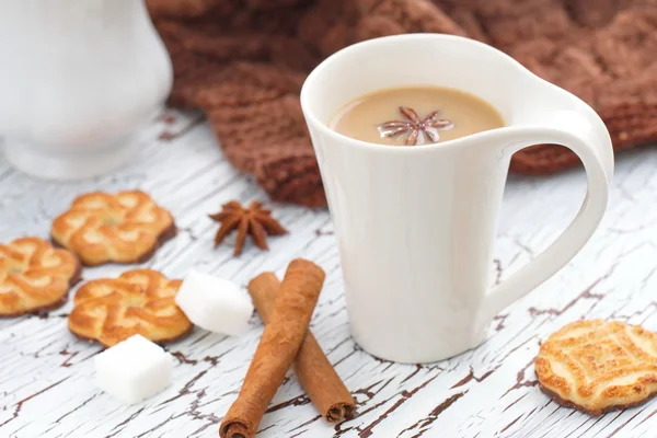 Kaffe latte och choklad cookies — Stockfoto