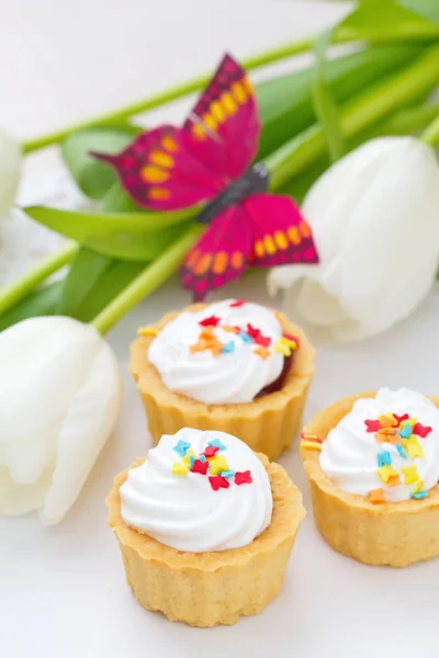 Cupcake dengan tulip musim semi — Stok Foto