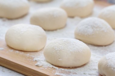 Hamur işleri yemek pişirmek için yapılan hamur