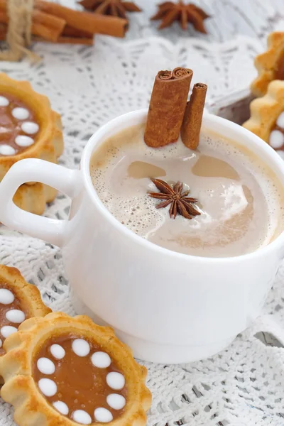 Soubory cookie s karamelem a káva — Stock fotografie