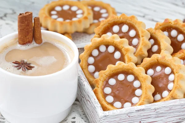 Galletas con caramelo y café — Foto de Stock