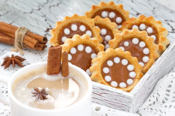 Soubory cookie s karamelem a káva — Stock fotografie
