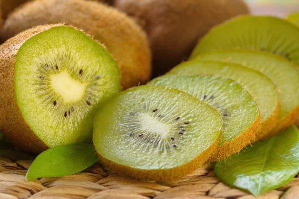 Buah kiwi di meja kayu — Stok Foto