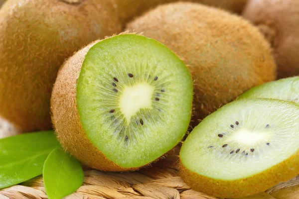 Buah kiwi di meja kayu — Stok Foto