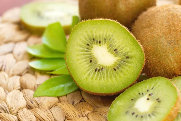 Buah kiwi di meja kayu — Stok Foto