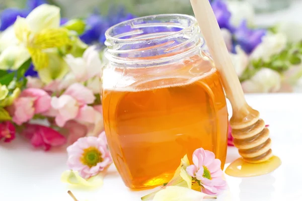 Blomma honung i glasburkar — Stockfoto