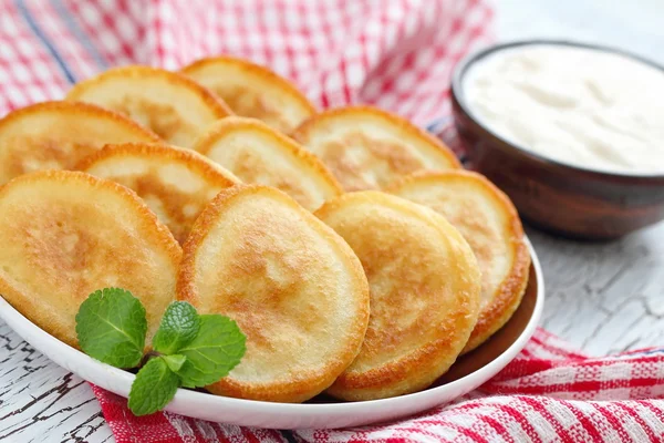 Frittelle con crema aspra — Foto Stock