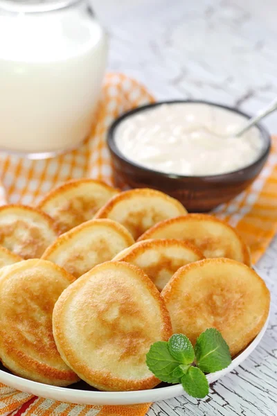 Pfannkuchen mit saurer Sahne — Stockfoto