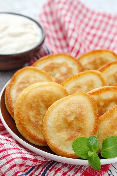 Frittelle con crema aspra — Foto Stock