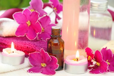 Spa ayarı mumlar, aroma yağı ve menekşe