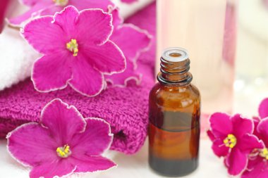 Spa ayarı mumlar, aroma yağı ve menekşe