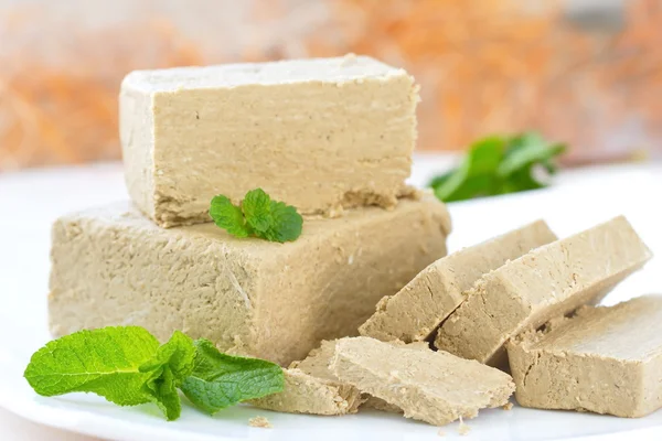 Sonnenblumenhalva in Scheiben geschnitten — Stockfoto