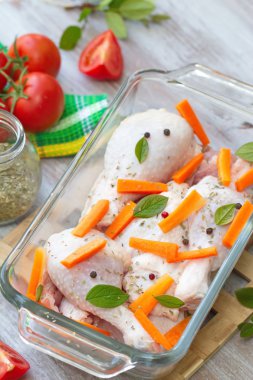 Fırında pişirme önce çiğ tavuk 