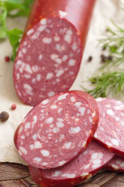 Baharatlar ve sebzeler ile tütsülenmiş sosis