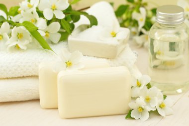 Spa ayarı. Jasmin sabun ve çiçekler ve ahşap tablo